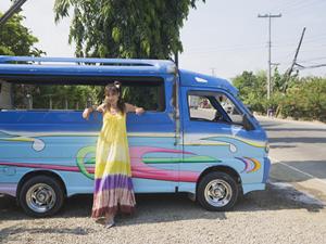 激安でフロントガラスの交換を行っている